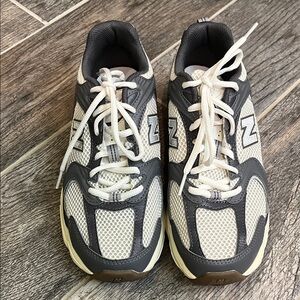 New Balance Gray and White Men’s Shoes 5.5